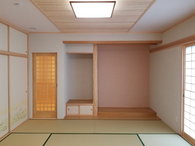 天井に五島ヒノキの『羽目板』を張っています。 やはり和室には木が似合いますね♪ 天井の全面ではなく、部分的に使うことで、『羽目板』が引き立っています。