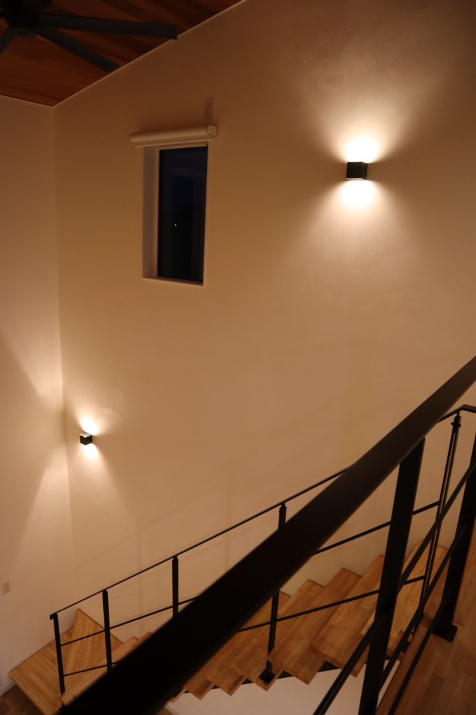 階段の壁につけている照明です。 壁を間接照明のようにあてています。 とても柔らかい光で、雰囲気がありますね！