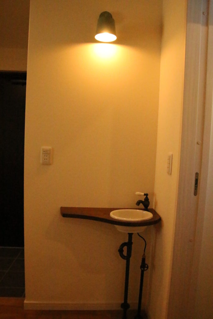 シンプルな照明ですが、クラシックな手洗い場が強調され、 かっこいい空間になっています！