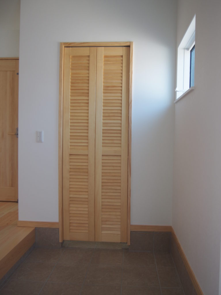 シューズインクローゼットのドアの種類や色によっても玄関の印象