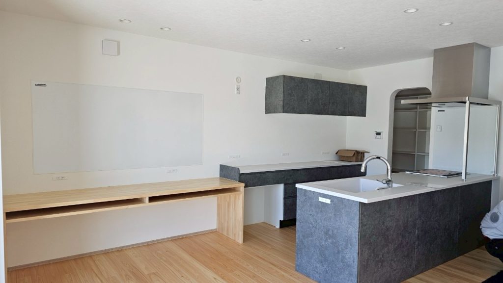 キッチンカウンター　マグネットボード